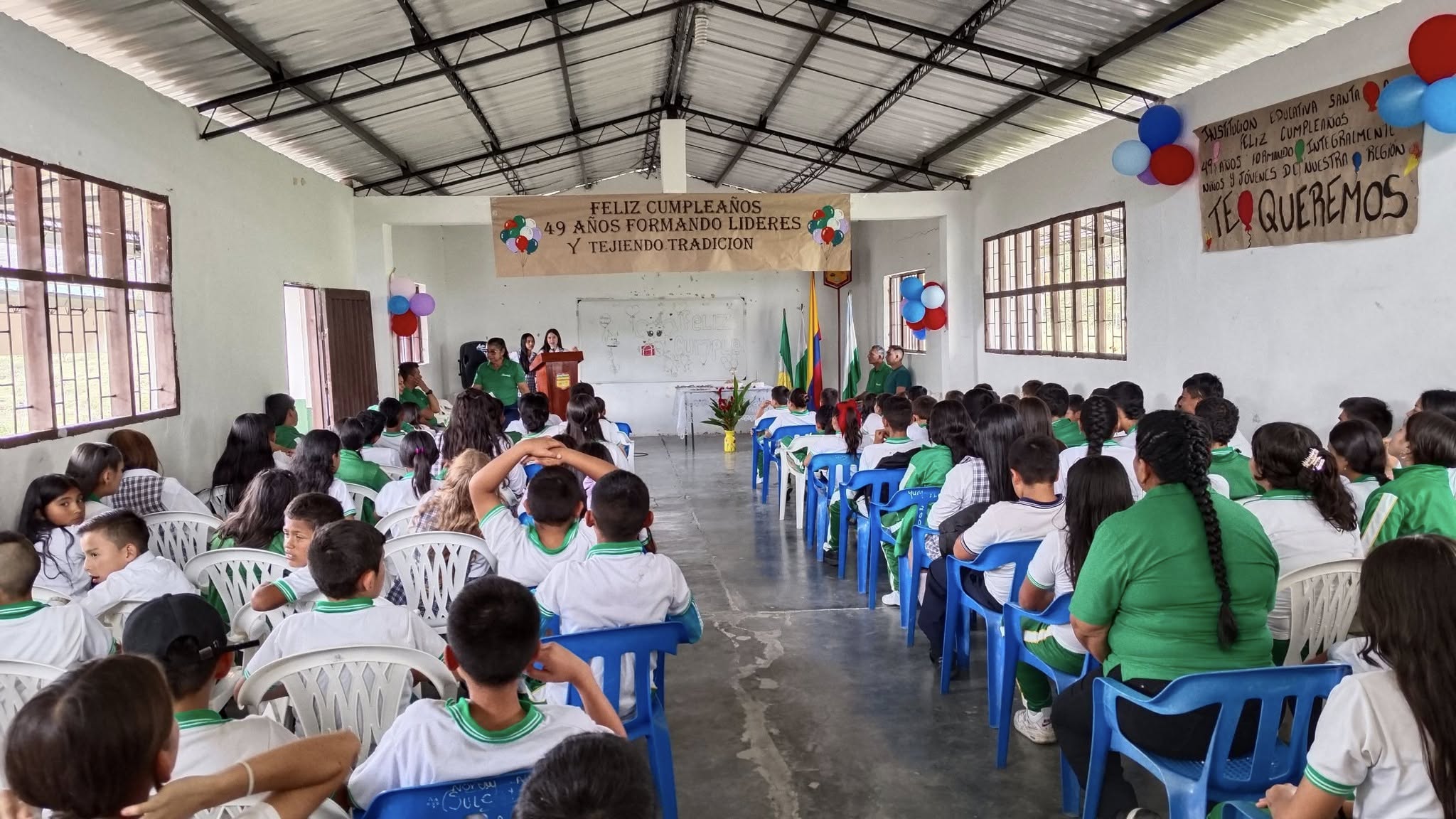 Celebrando el cumpleaños #49 de la Institución Educativa Santa Ana